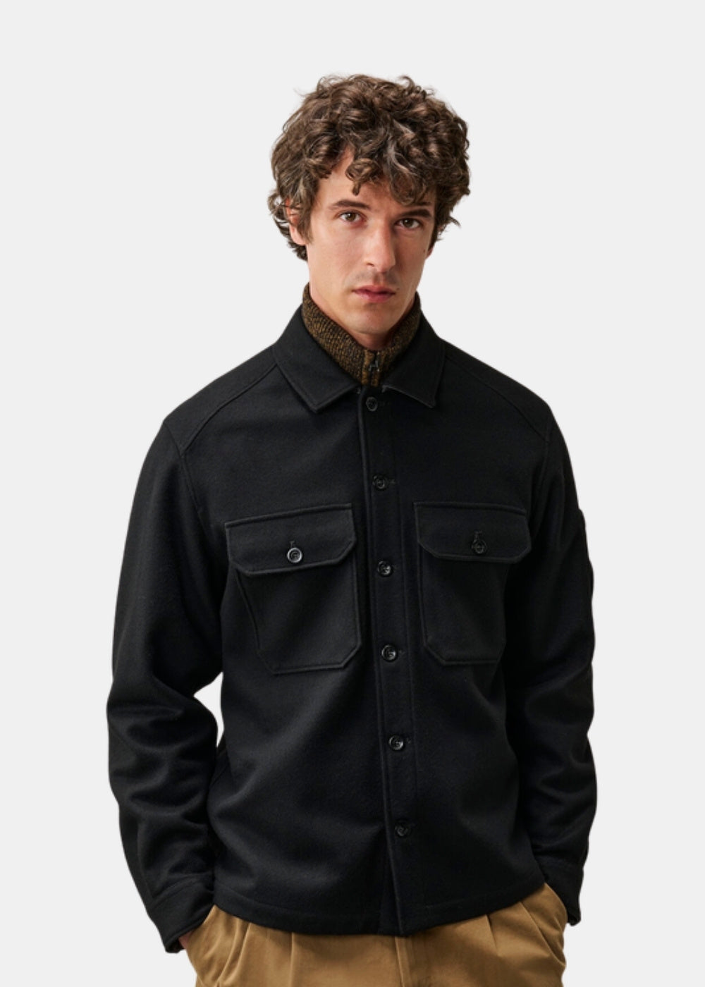Porté de face d'une surchemise noire C.P. Company en laine feutrée, boutonnée, montrant le col classique et les poches poitrine à rabat.