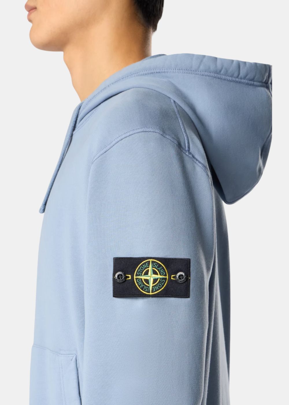 Badge compas Stone Island sur manche gauche hoodie zippé coton bio bleu ciel manches raglan SS26