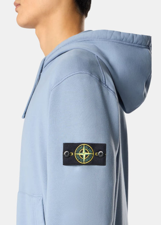 Badge compas Stone Island sur manche gauche hoodie zippé coton bio bleu ciel manches raglan SS26