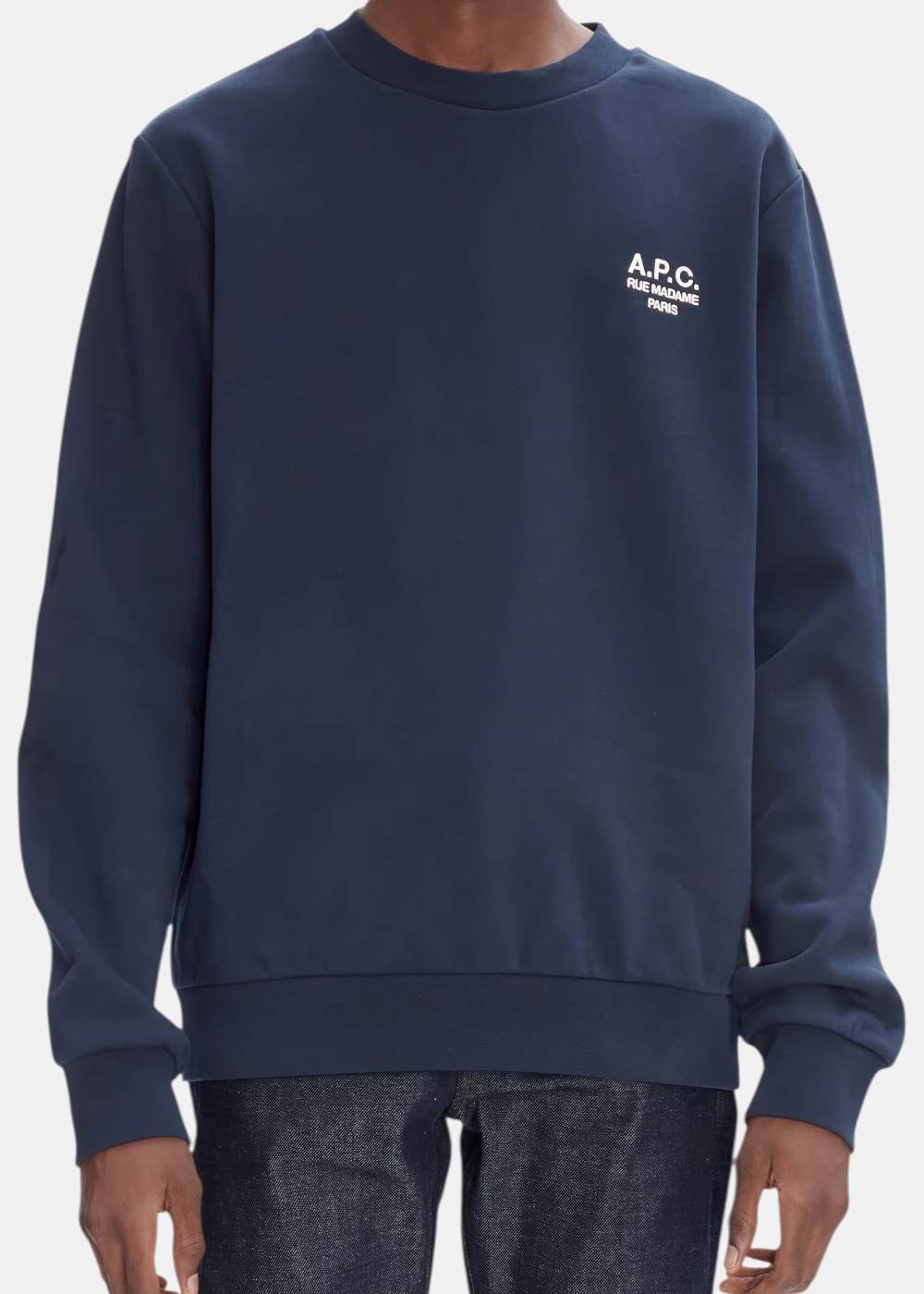 Homme portant le sweat-shirt A.P.C. bleu marine en coton biologique, vue de face avec broderie poitrine.