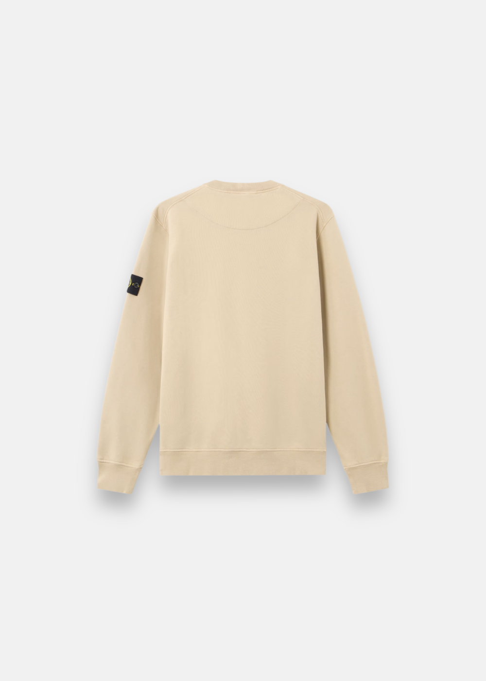Vue arrière d'un sweat beige Stone Island montrant la découpe demi-lune sous l'encolure et les poignets élastiqués