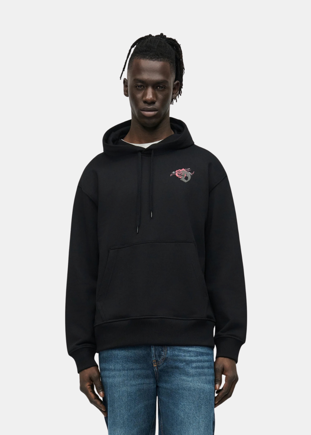 Sweat à capuche homme Diesel noir avec petit logo floral sur la poitrine et poche kangourou porté de face.