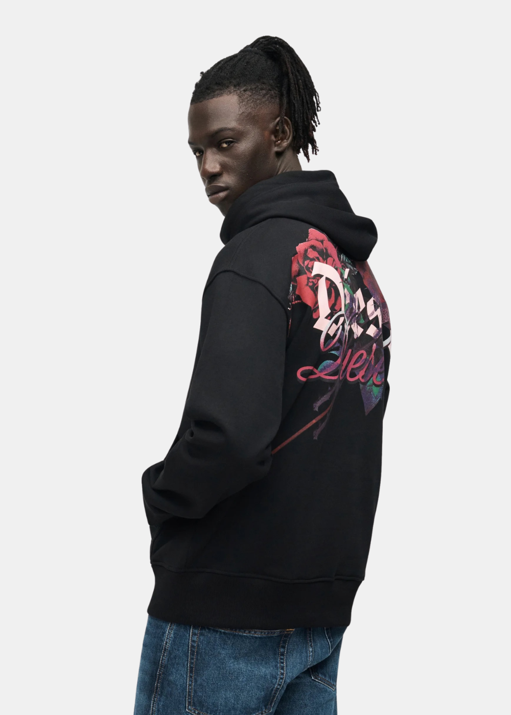 Sweat à capuche homme Diesel noir avec vue sur l'imprimé dorsal et la coupe décontractée porté de profil.