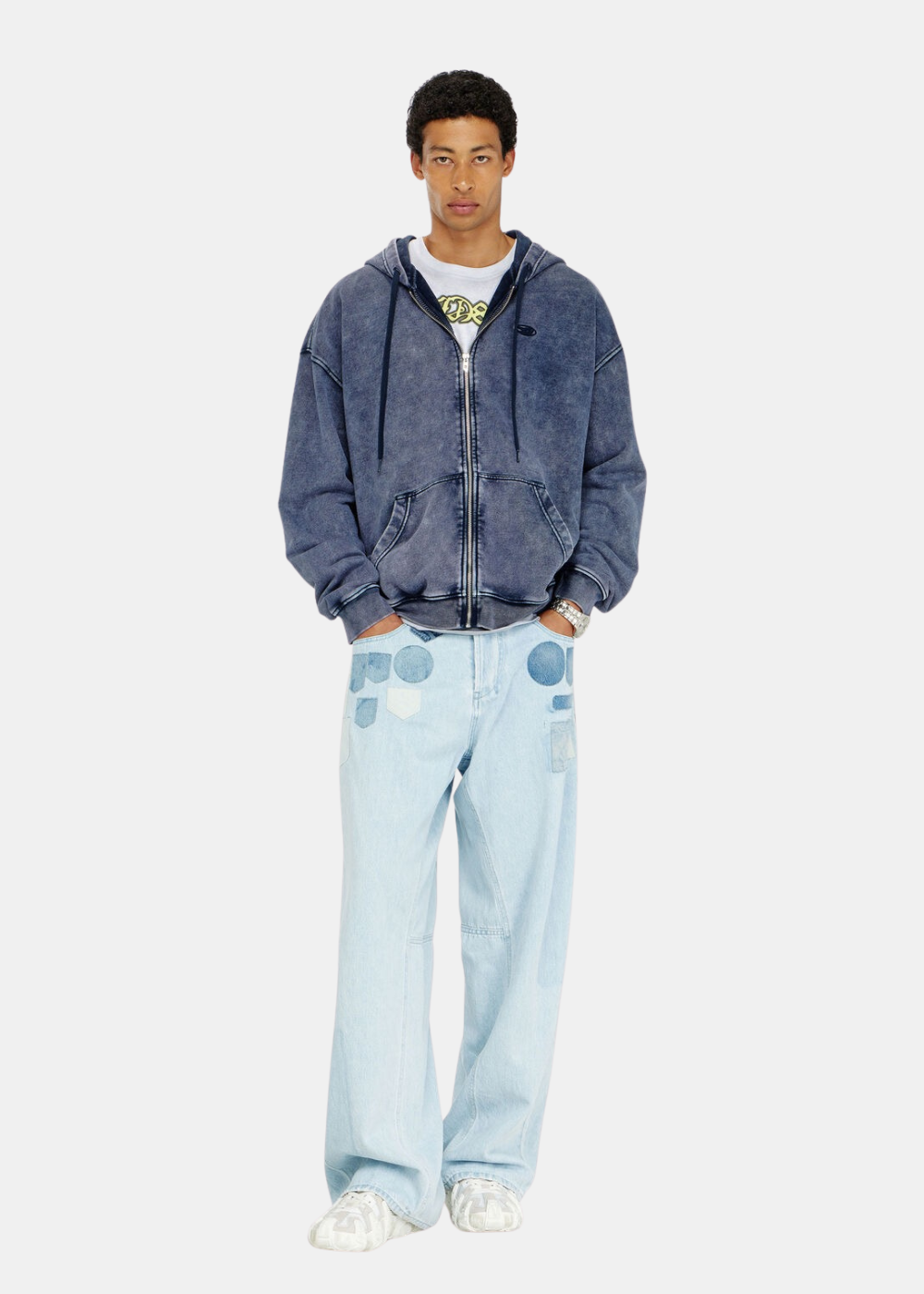 Mannequin homme portant le sweat à capuche zippé bleu délavé Diesel avec jean clair et baskets blanches
