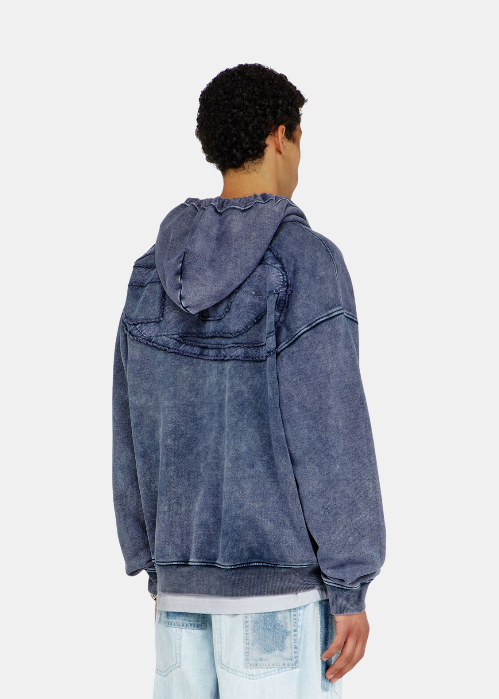 Mannequin homme vu de dos portant le sweat à capuche zippé bleu délavé Diesel avec découpe sur les épaules