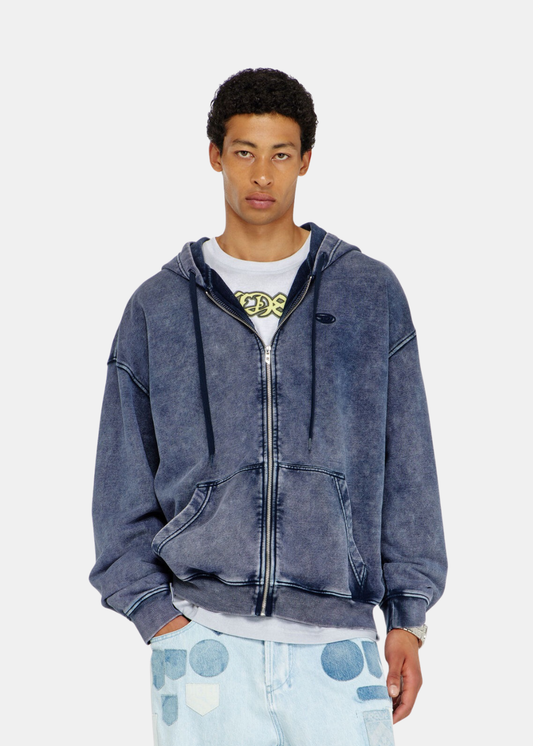 Mannequin homme de face portant le sweat à capuche zippé en coton bleu délavé Diesel