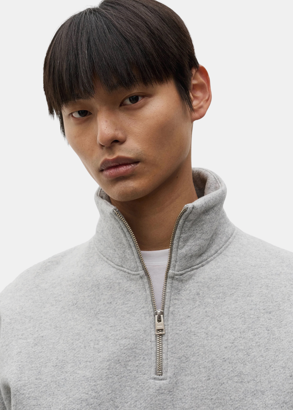 Gros plan sur le col montant zippé du sweat homme Norse Projects Flossli Half-Zip gris