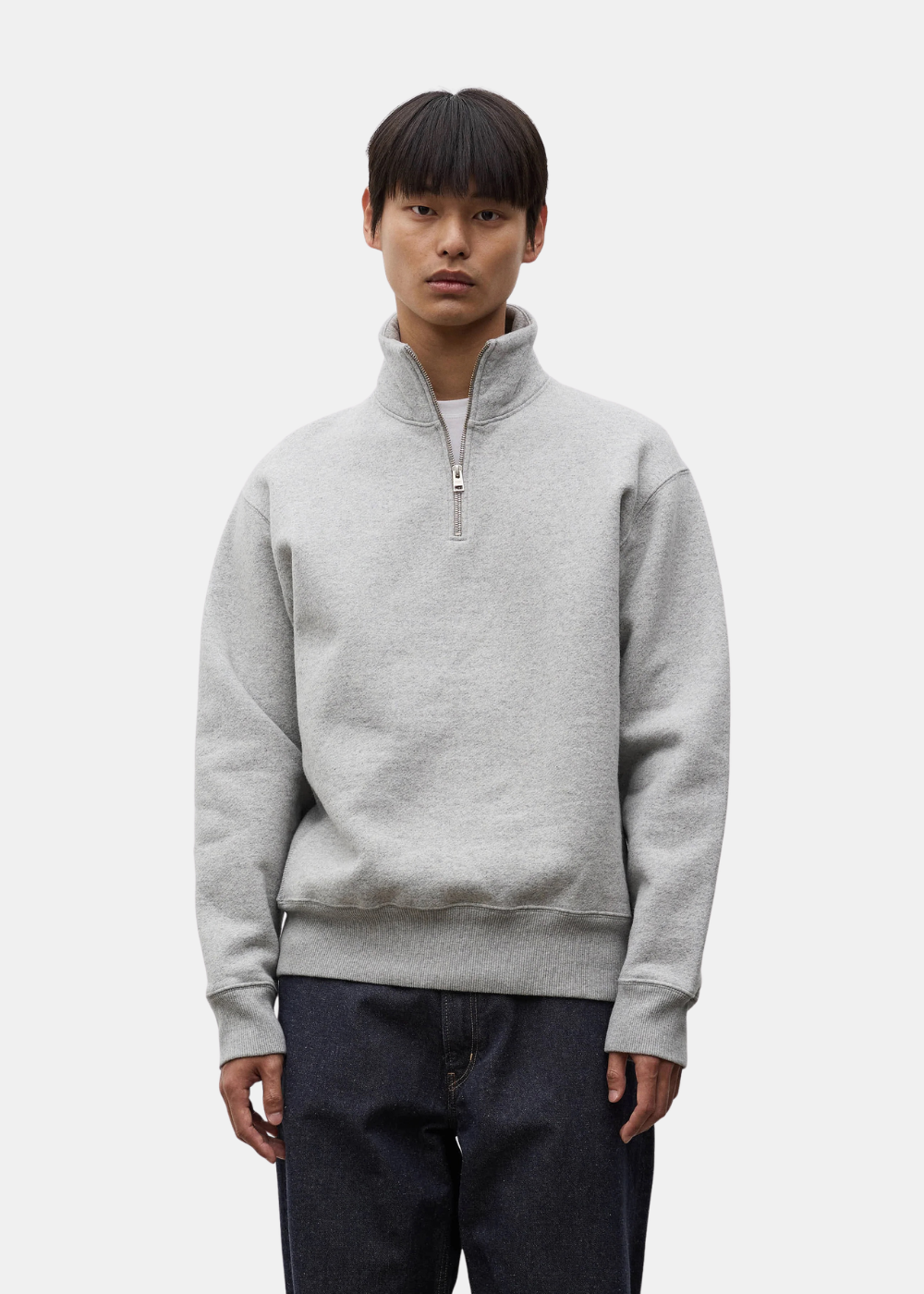 Sweat col zippé homme Norse Projects Flossli Half-Zip gris chiné porté de face