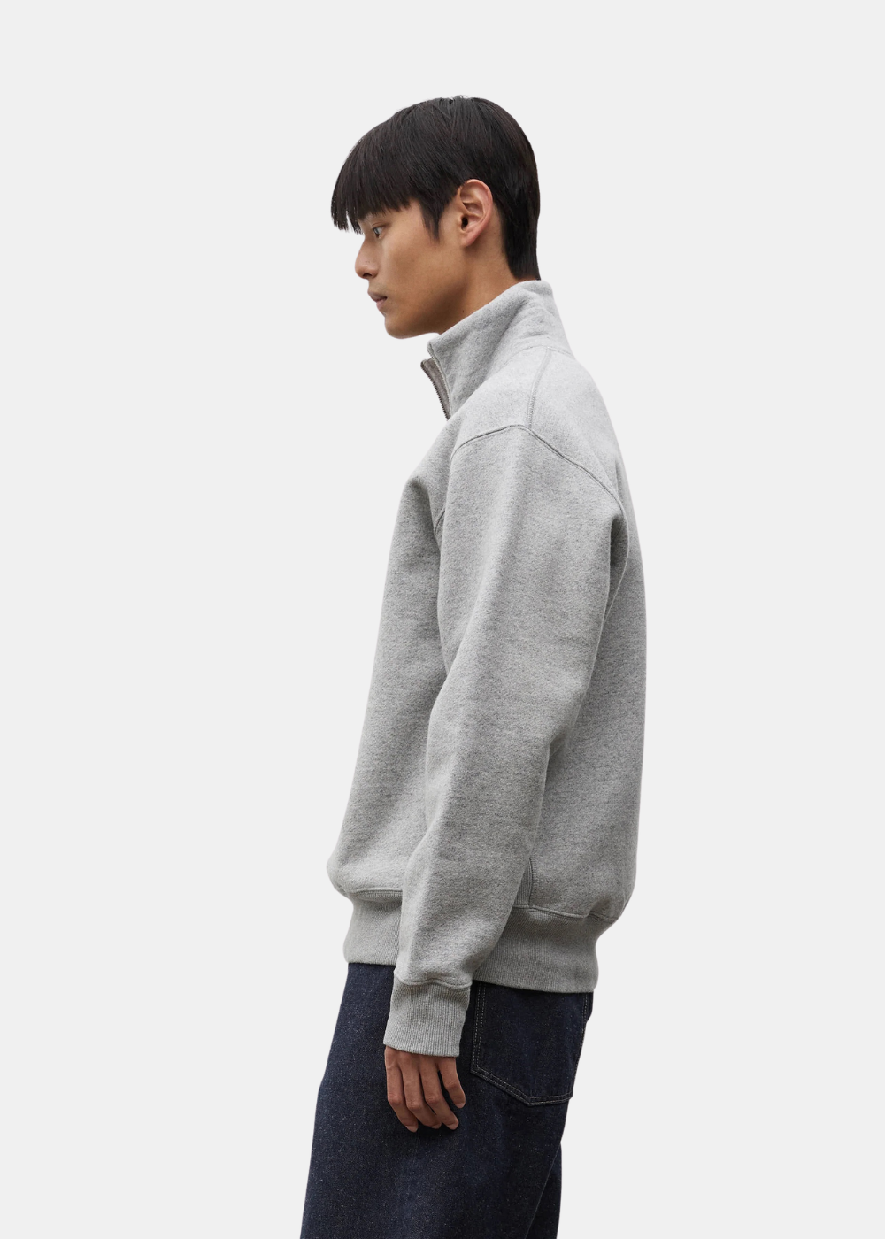 Sweat col zippé homme Norse Projects Flossli Half-Zip gris chiné porté de profil par un mannequin