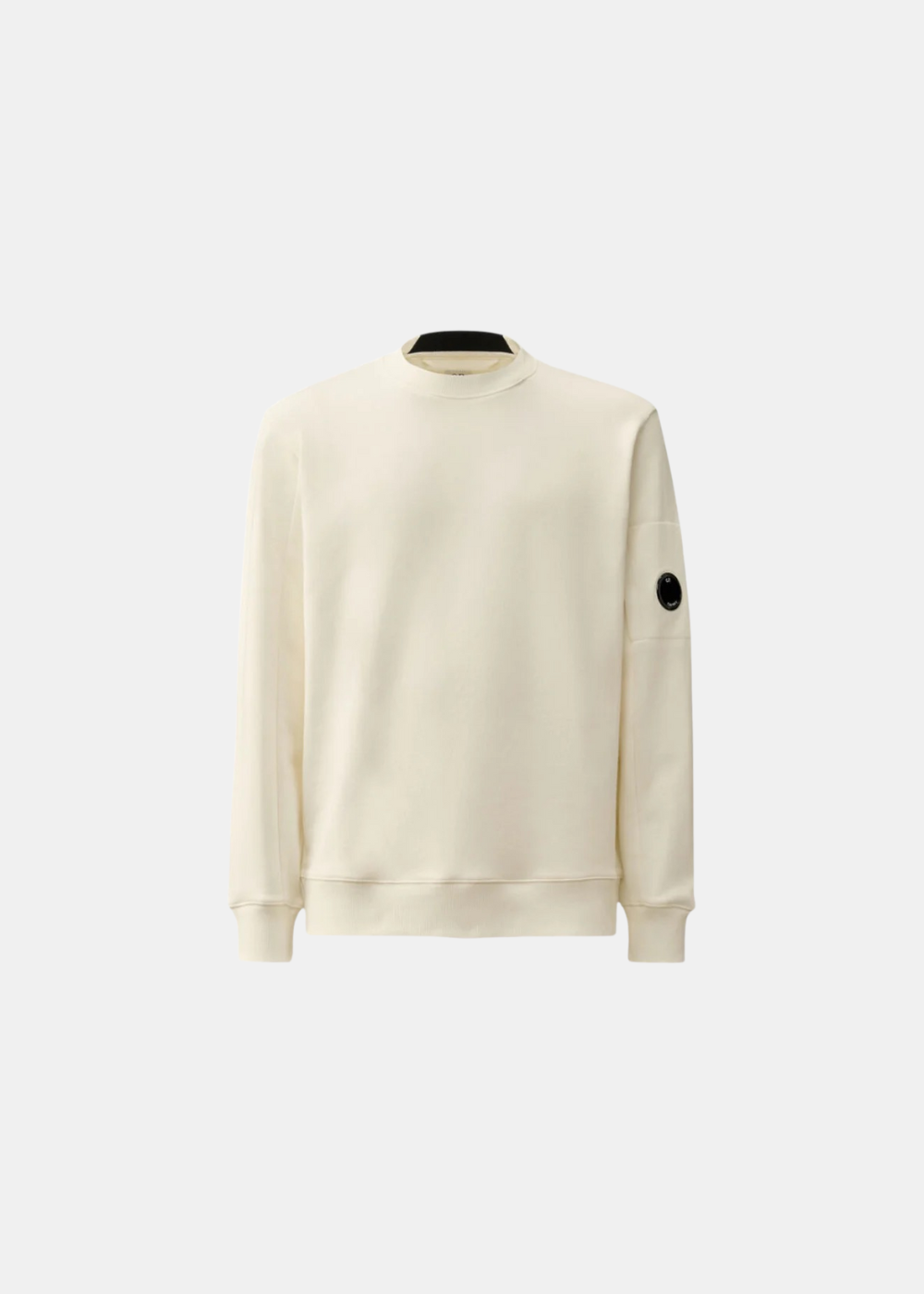 Sweat C.P. Company col rond blanc cassé en molleton de coton, poche et lentille sur la manche, produit à plat.