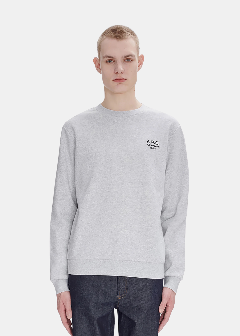 Sweat gris chiné APC avec petit logo Rue Madame brodé sur la poitrine porté par un mannequin de face