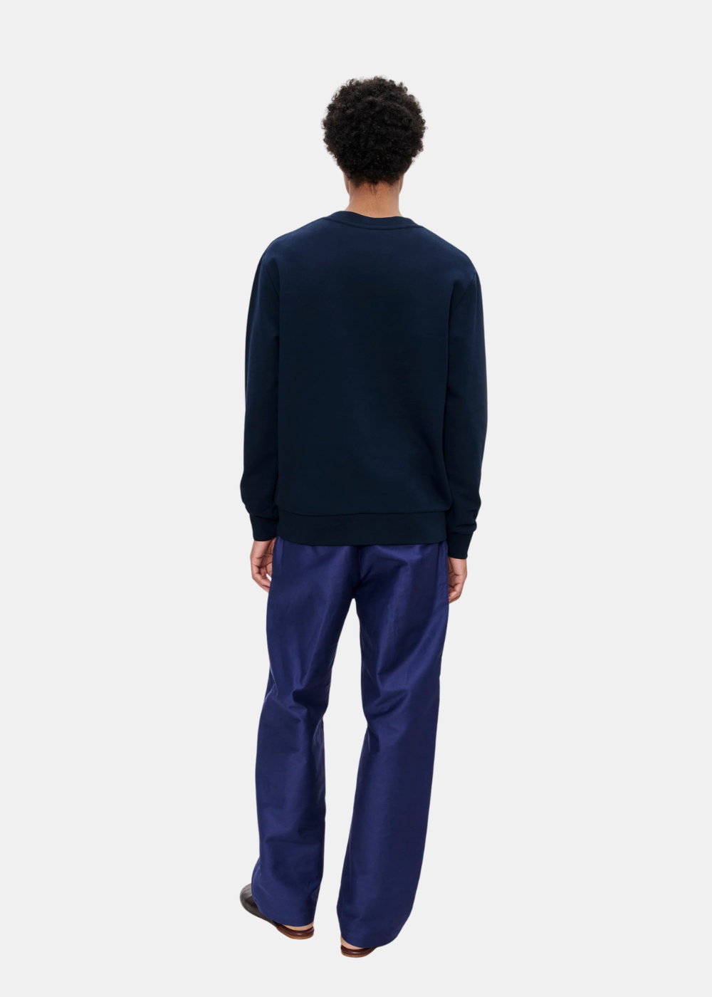 Look complet de dos d'un mannequin portant le sweat bleu marine APC VPC de coupe droite avec un pantalon en toile bleu