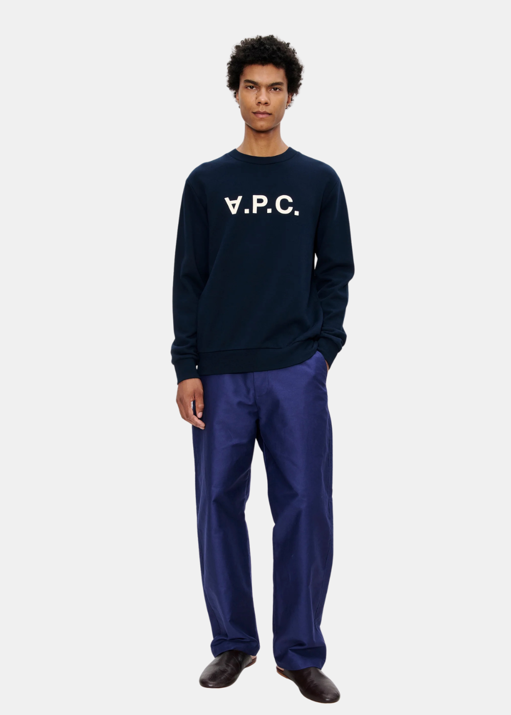 Look complet de face montrant un mannequin avec le sweat marine APC VPC, un pantalon bleu et des mules en cuir