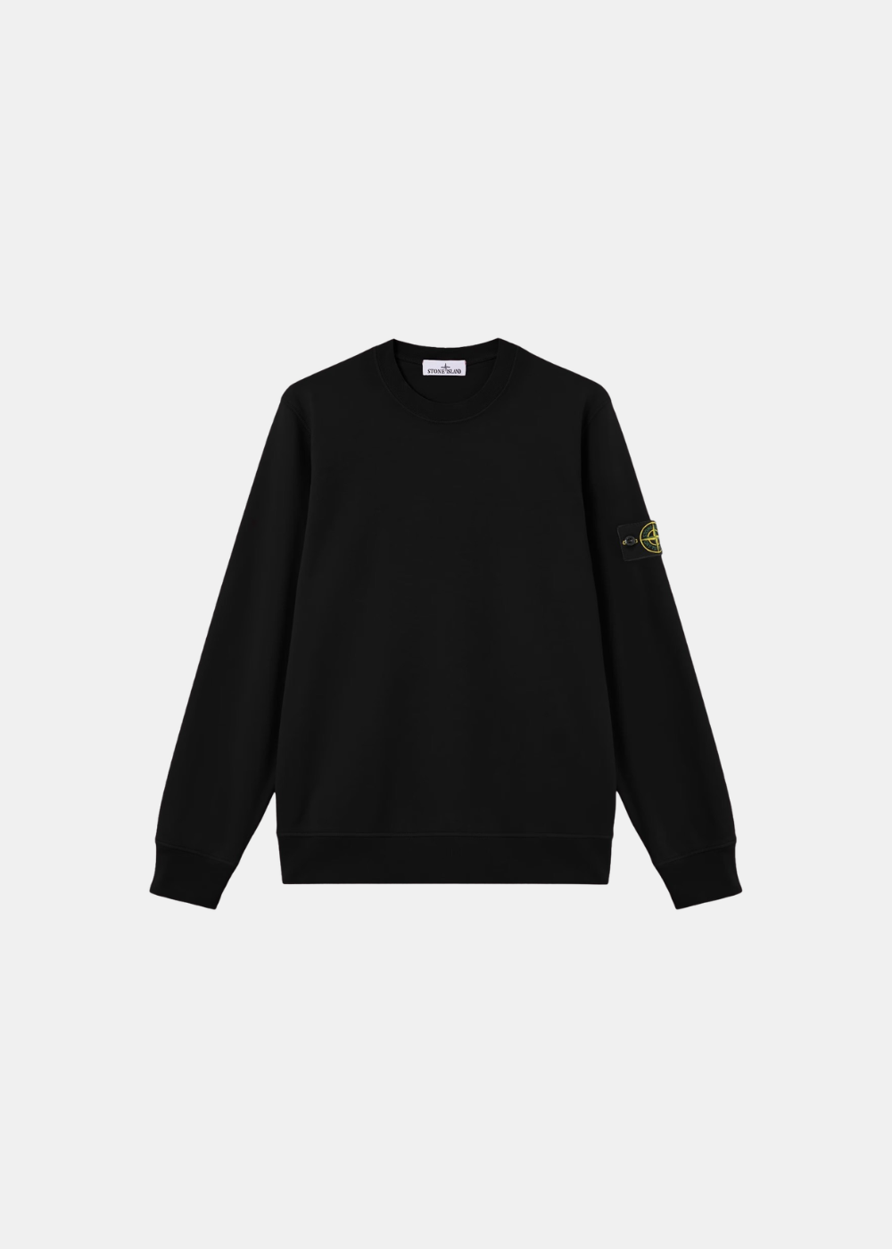 Packshot de face d'un sweat col rond noir en molleton de coton Stone Island avec badge sur le bras gauche.