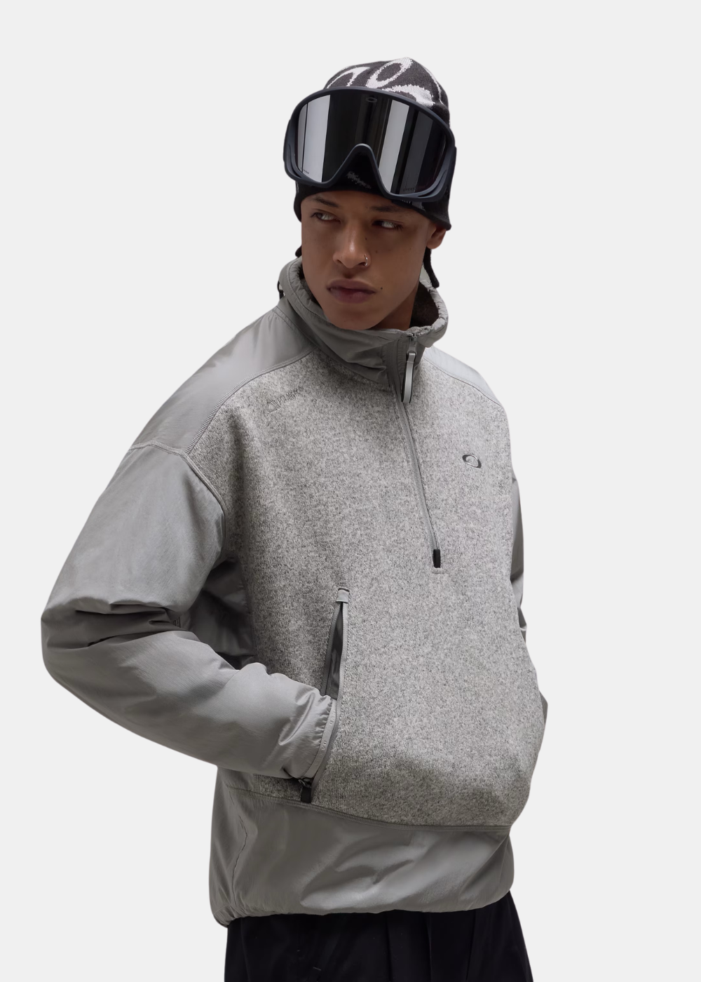 Mannequin de trois-quarts face portant le sweat Polartec gris Oakley col zippé avec masque de ski