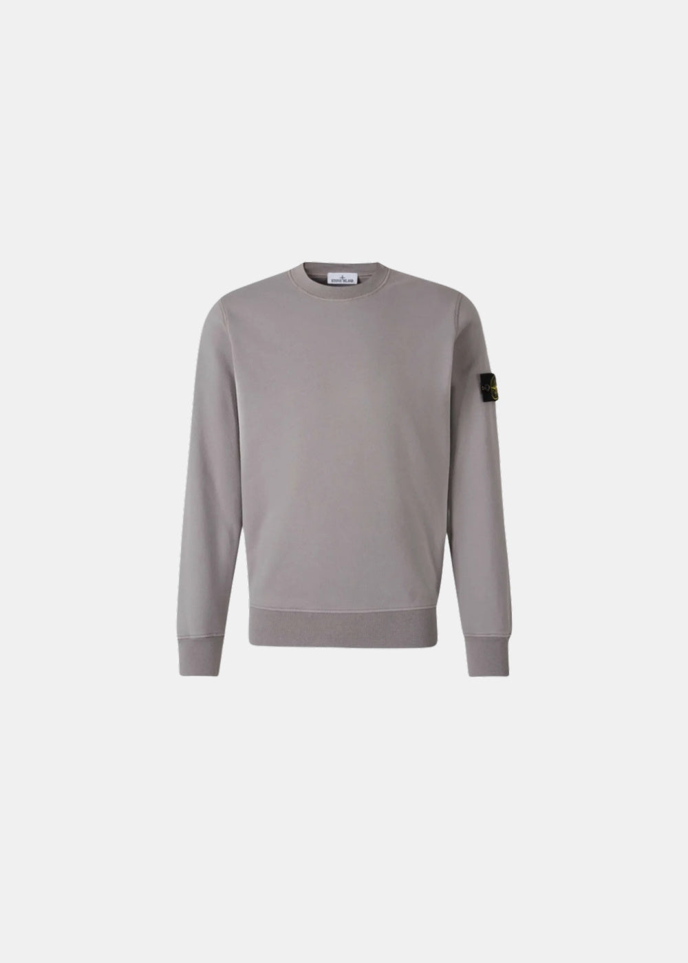 Packshot de face d'un sweat-shirt gris Stone Island à col rond, avec badge Compass sur la manche gauche et côtes aux poignets.