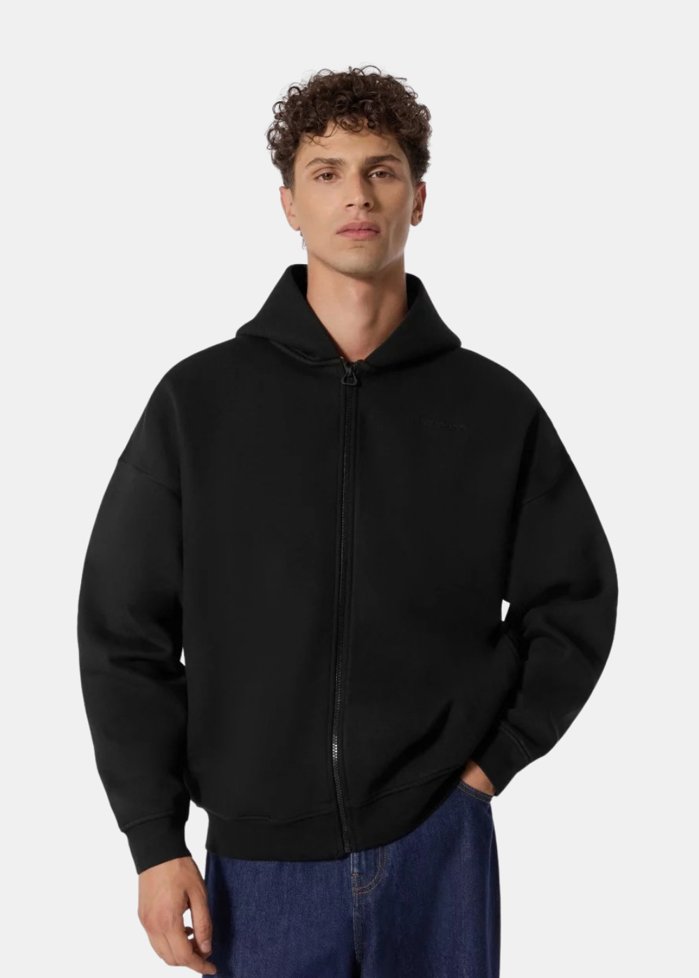 Sweat zippé à capuche Homme Gertrude Titusw oversize noir porté avec un jean brut vue de face