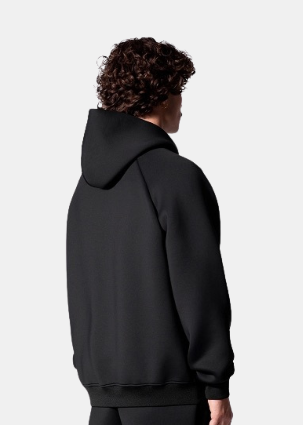 Vue de trois-quarts dos du mannequin homme portant le sweat zippé à capuche Gertrude noir avec capuche ajustée