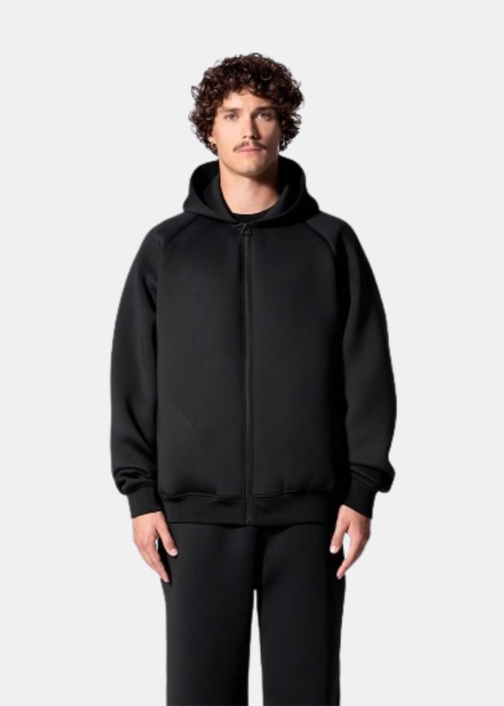 Mannequin homme de face portant le sweat zippé à capuche Gertrude noir avec fermeture éclair intégrale