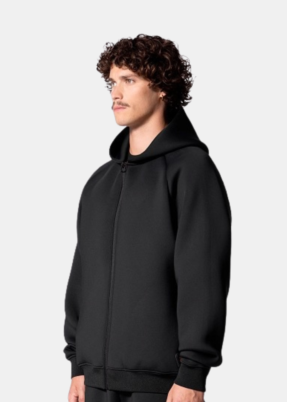 Mannequin homme de trois-quarts profil portant le sweat zippé à capuche Gertrude noir