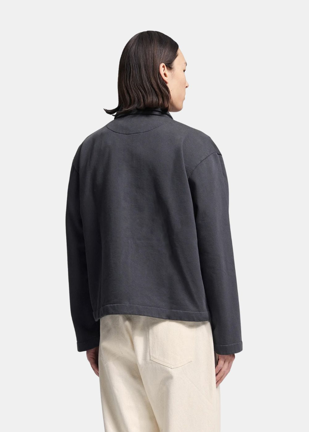 Vue de dos portée du sweat zippé noir Bram's Fruit associant un pantalon beige