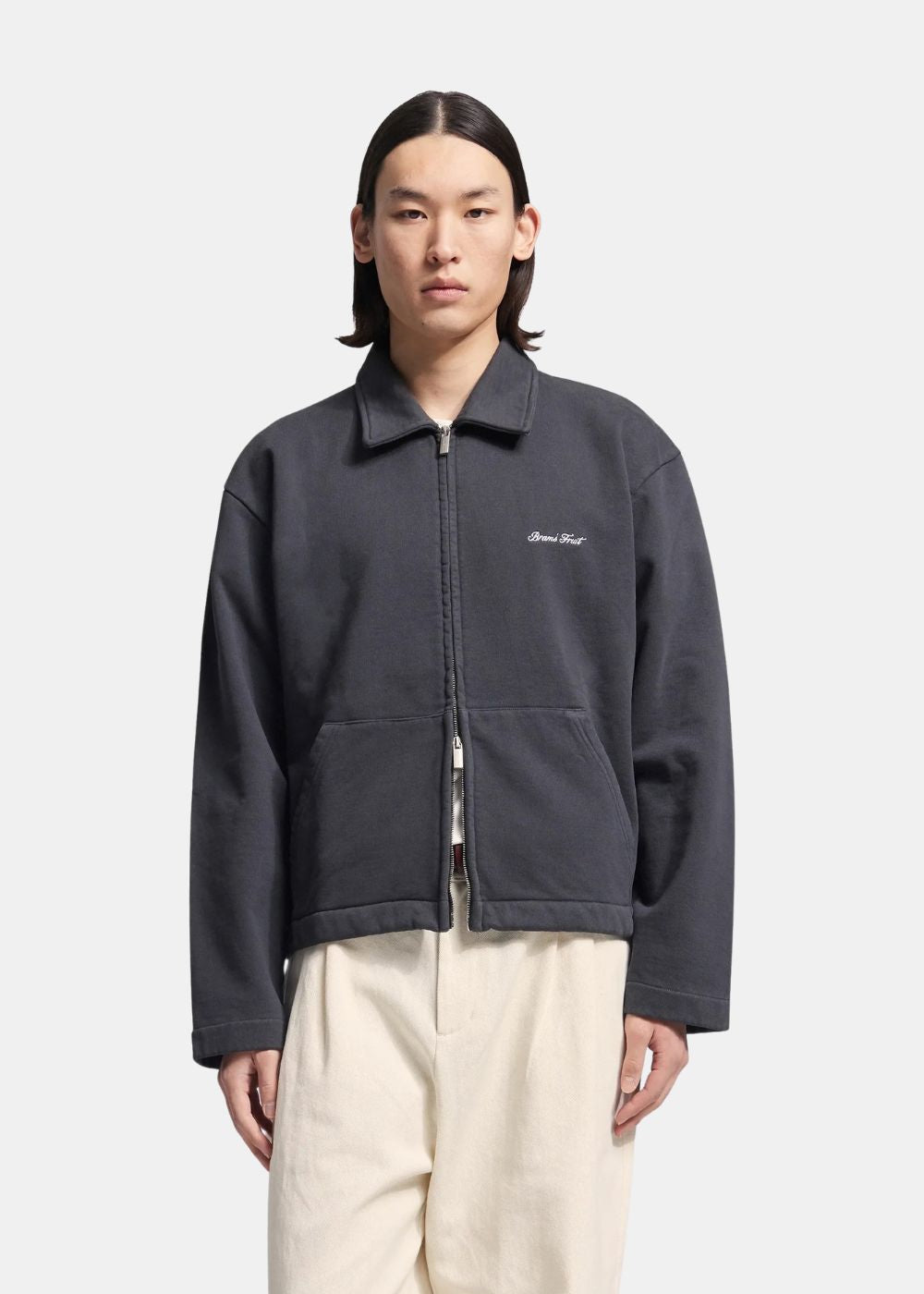 Veste sweat zippée noire Bram's Fruit avec logo script blanc portée par un modèle vue de face