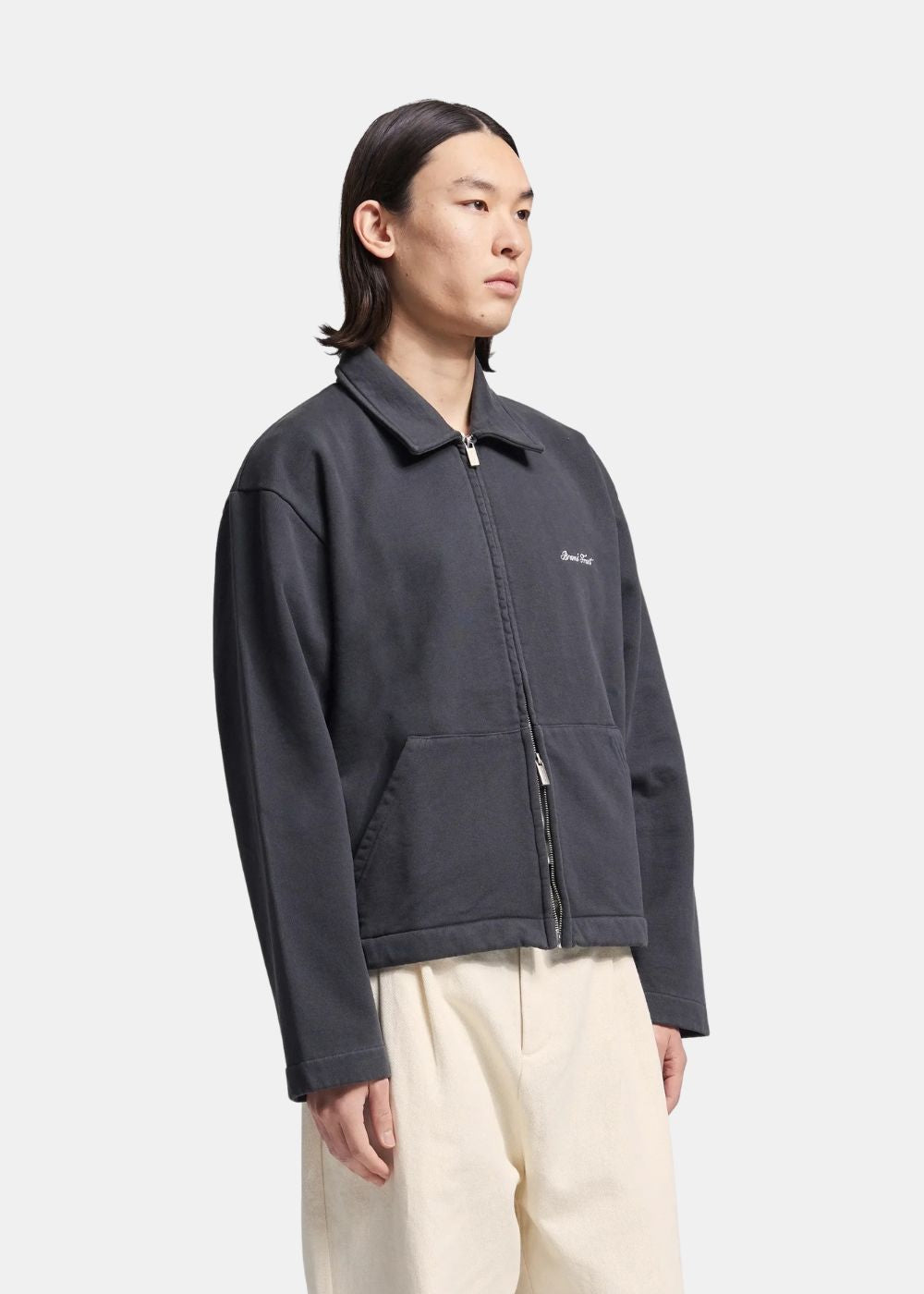 Vue de trois-quarts portée du sweat zippé noir Bram's Fruit à col chemise et fermeture éclair double curseur