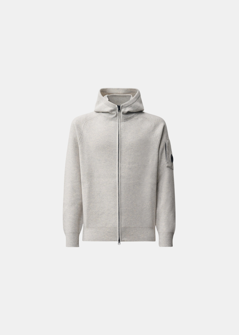 Packshot de face sur fond gris d'un sweat zippé à capuche C.P. Company en laine lambswool GRS gris chiné avec fermeture éclair double curseur et poche à lentille emblématique sur la manche gauche