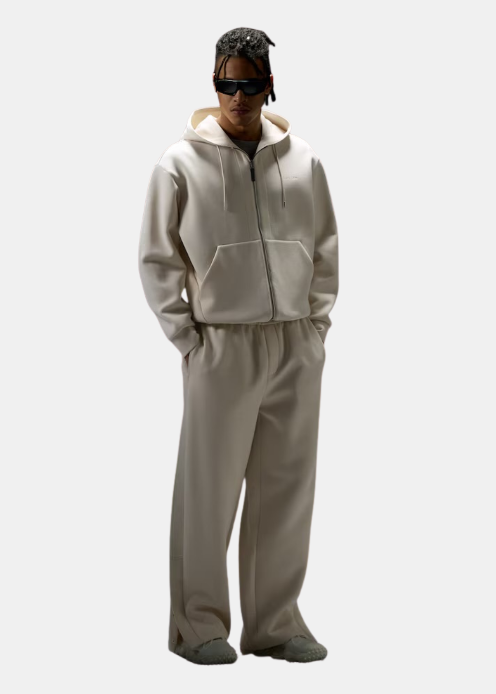 Look complet avec ensemble sweat zippé et pantalon de jogging assorti beige Oakley et baskets.