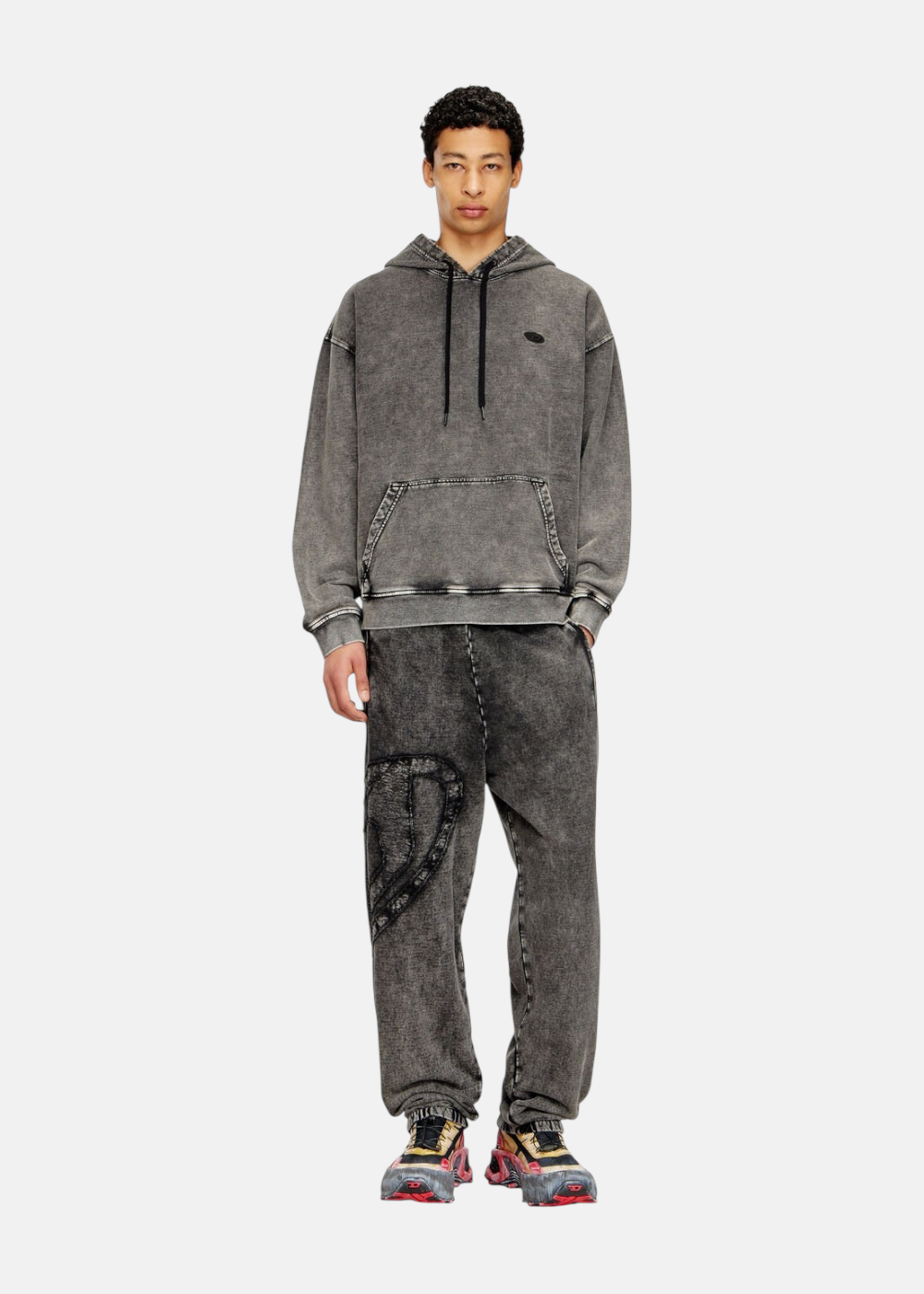 Cette photo montre le sweatshirt diesel s-boxt den hood sur un mannequin de face. On y vois la coupe droite et décontracté de ce sweat diesel