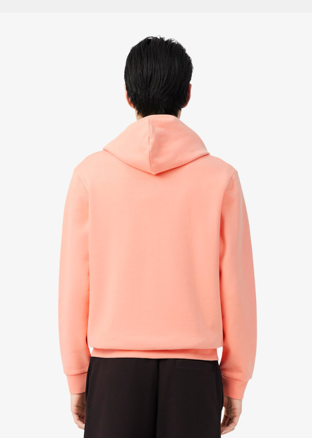 Vue arrière du sweatshirt à capuche pour homme rose corail Lacoste porté par un mannequin