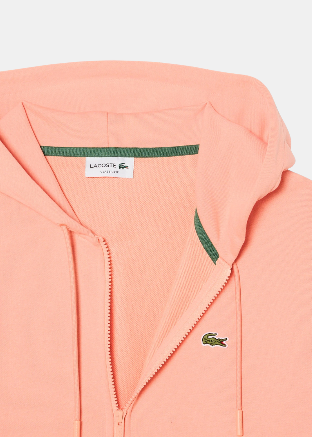 Zoom sur le col, le zip et le logo crocodile brodé du sweatshirt rose corail Lacoste Classic Fit