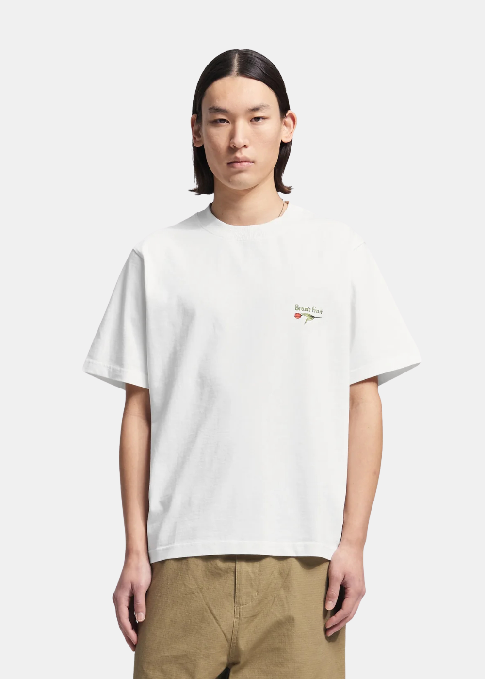 Vue de face du t-shirt blanc Bram’s Fruit Flora 2.0 avec le petit logo tulipe brodé sur la poitrine.