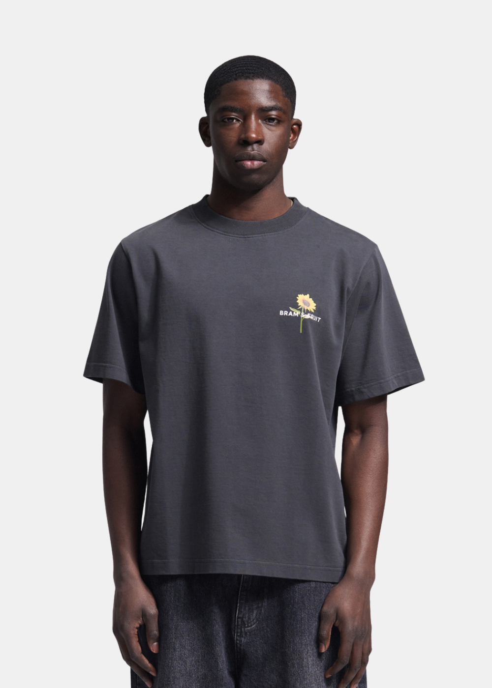 Vue de face du t-shirt Shadow Black Bram’s Fruit Sunflower avec la sérigraphie florale sur la poitrine.