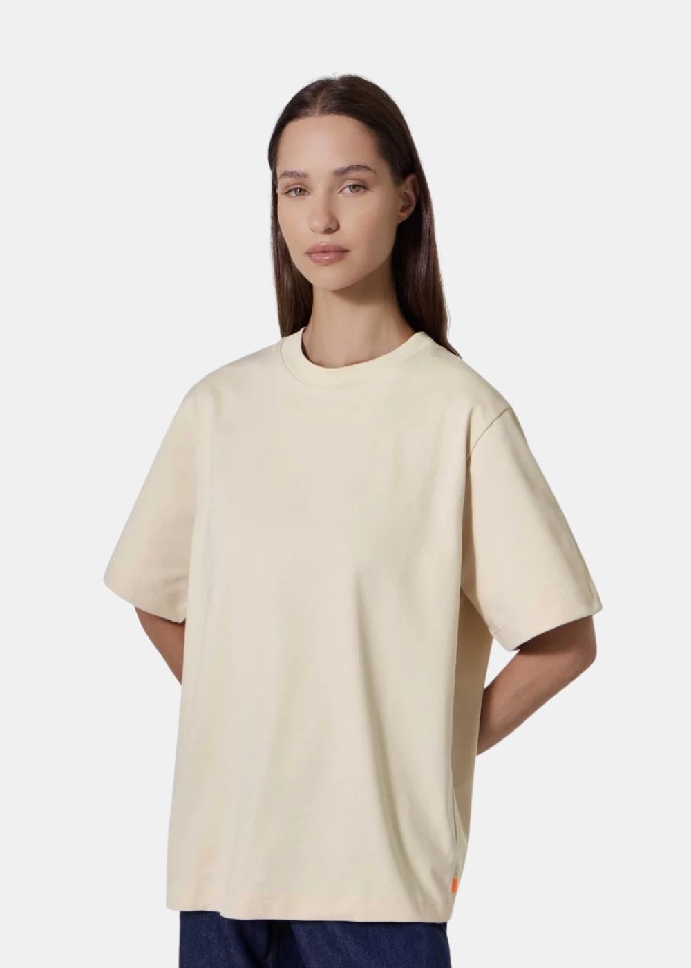 Vue de face du t-shirt beige en coton épais Gertrude + Gaston porté par un mannequin femme.

Meta Titre (64 caractères)