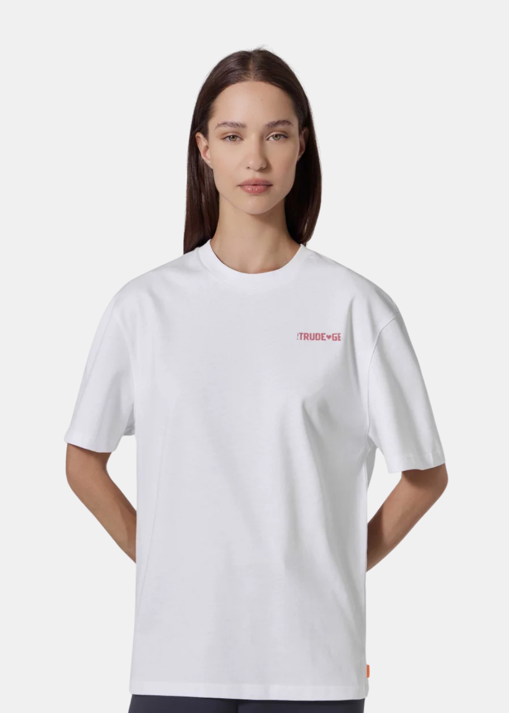 Mannequin femme portant le t-shirt unisexe blanc coupe droite Leon Hotdog de Gertrude + Gaston.