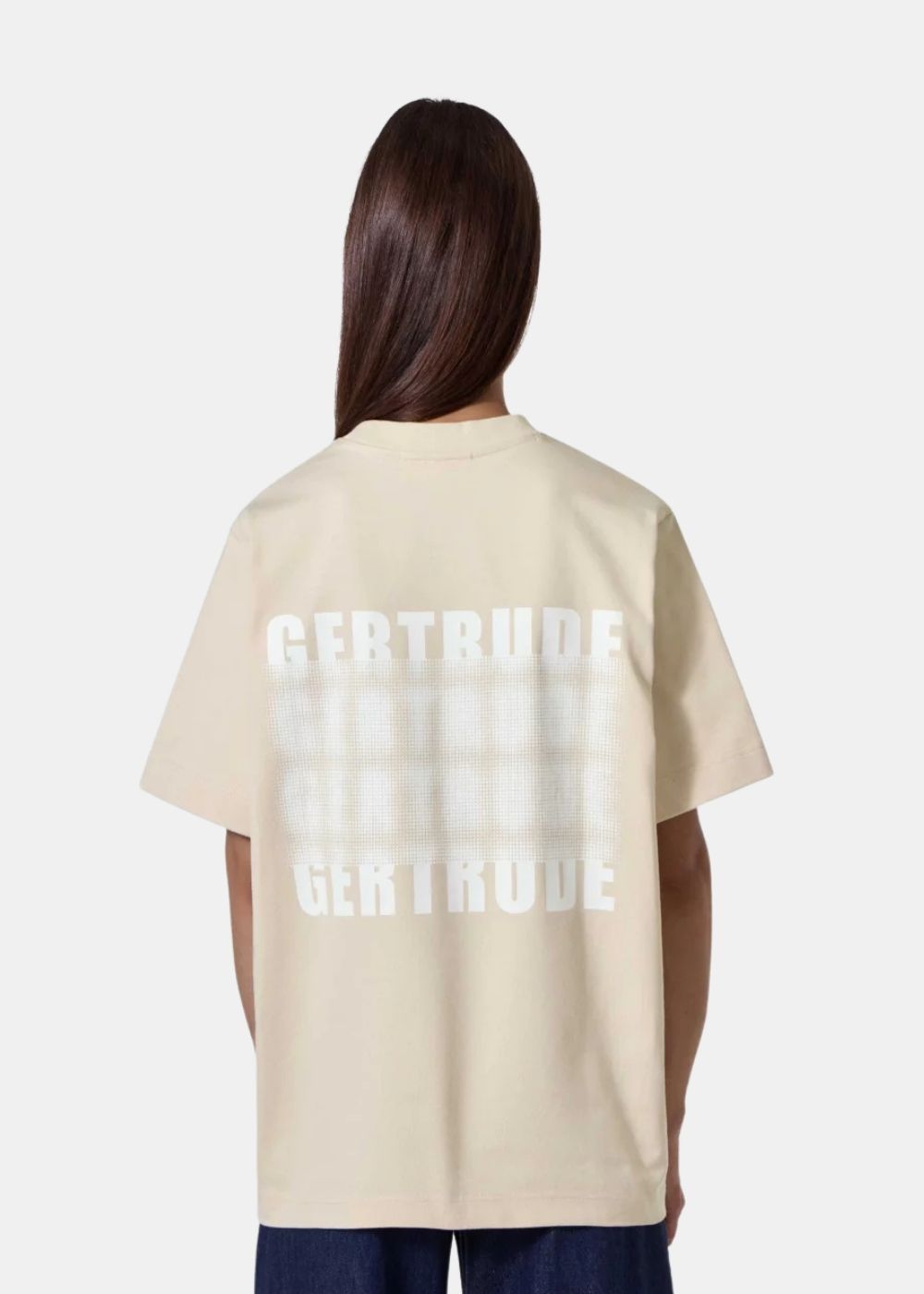 Femme de dos portant le t-shirt oversized Darryl Dots beige avec le print Gertrude à trame de points.