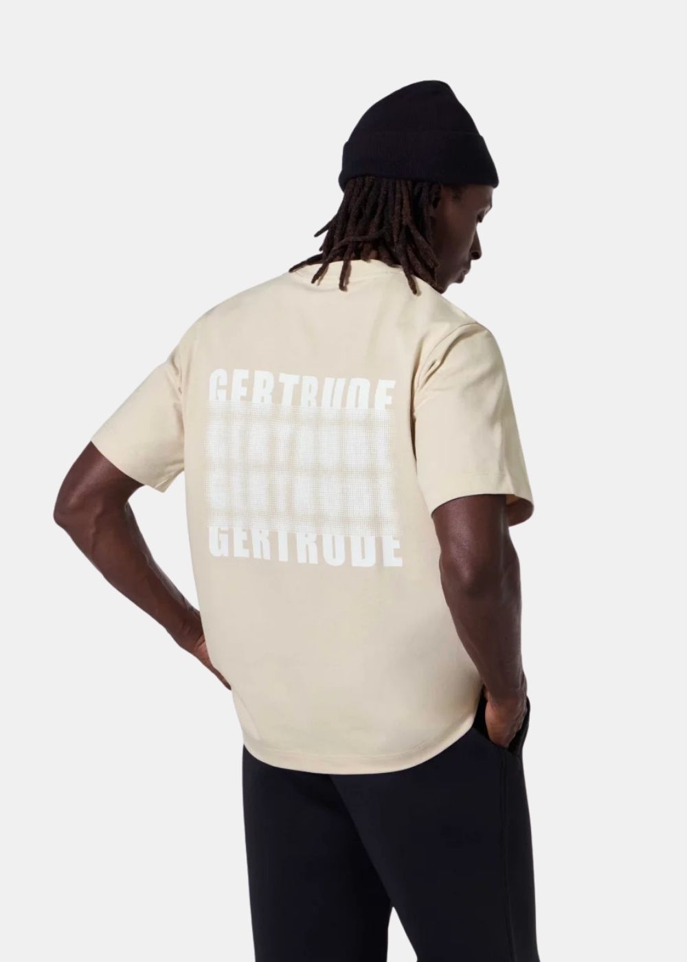 Vue de trois-quarts dos du t-shirt beige Gertrude + Gaston révélant l'imprimé blanc typographique dos.