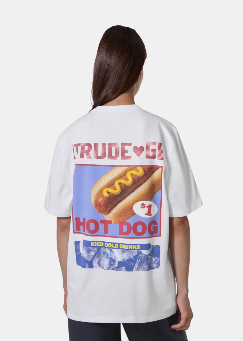 Femme de dos portant le t-shirt blanc Leon Hotdog avec le visuel publicitaire américain rétro.