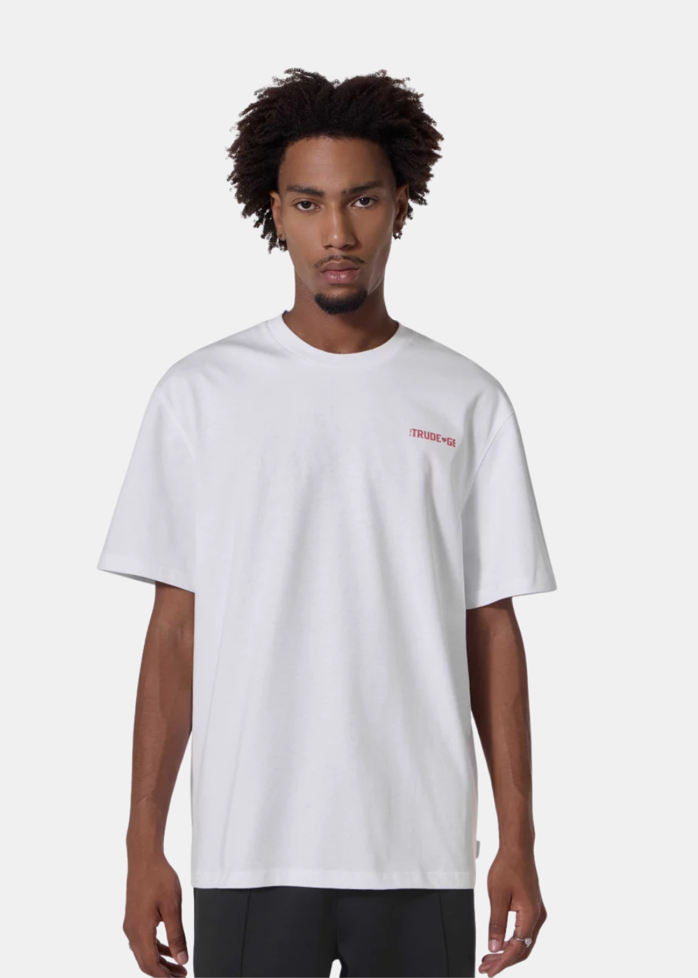 Mannequin homme portant le t-shirt blanc unisexe Leon Hotdog de Gertrude + Gaston avec logo poitrine.