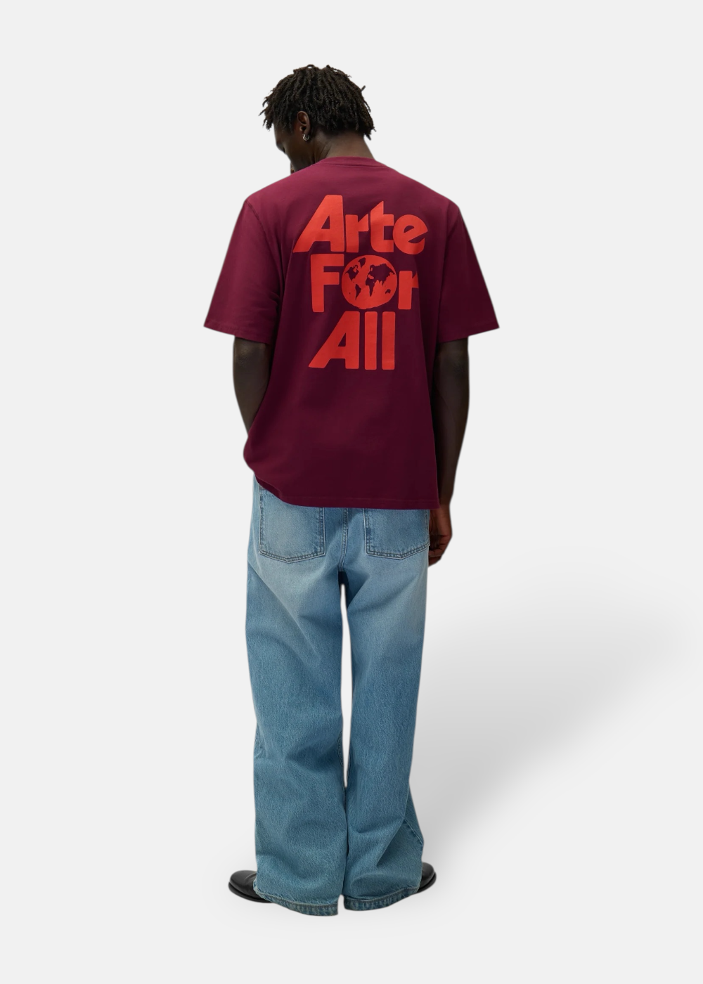 t-shirt arte rouge bordeaux arte for all porté par un mannequin de dos avec un jean bleu