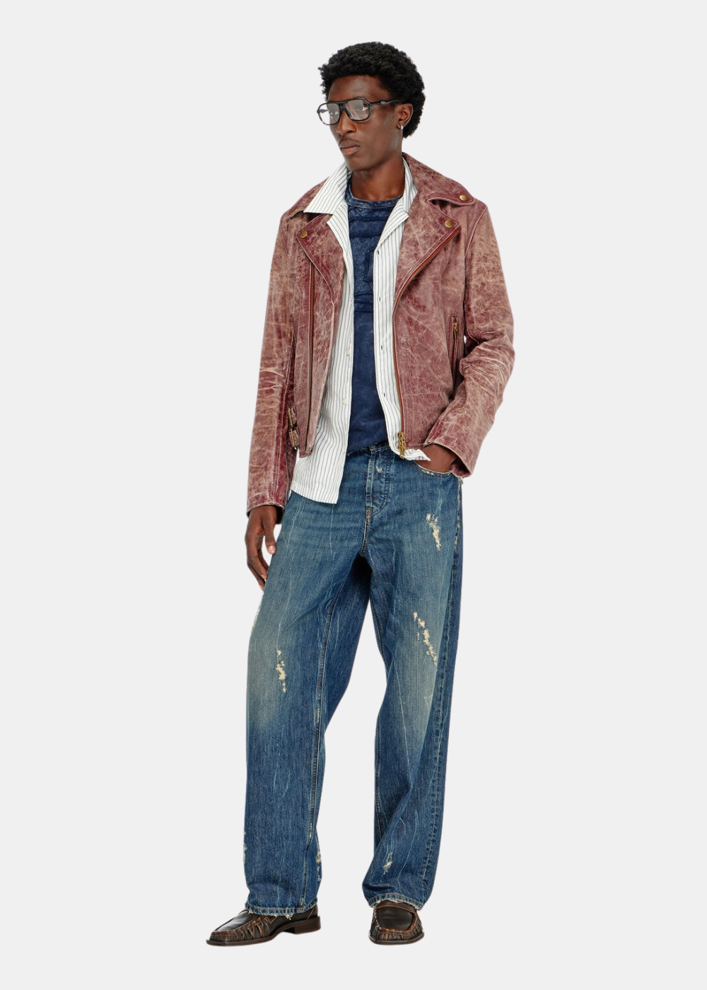 Mannequin homme portant le t-shirt bleu Diesel sous une chemise rayée et un blouson en cuir marron avec jean denim