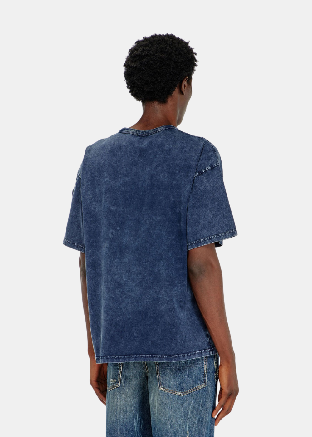 Mannequin homme vu de trois quarts dos portant le t-shirt à manches courtes bleu délavé Diesel