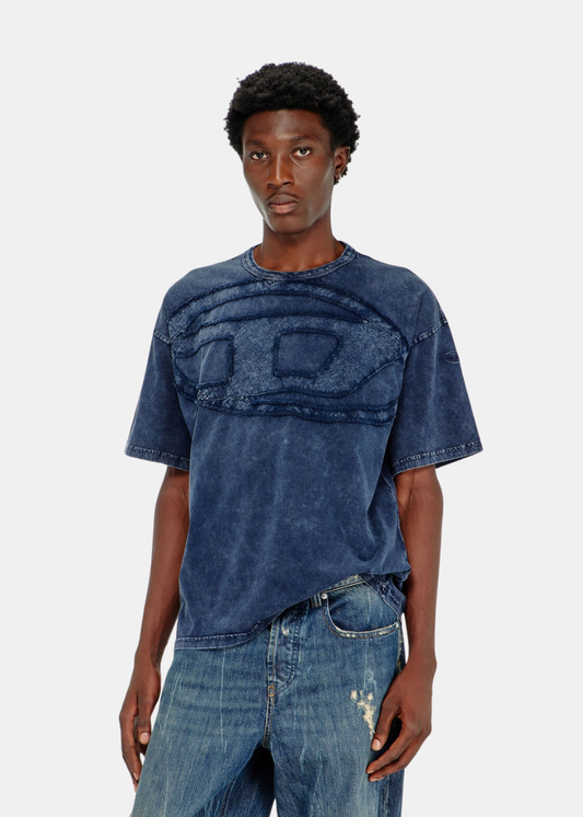 Mannequin homme de face portant le t-shirt bleu délavé Diesel avec grand logo Oval D et jean denim