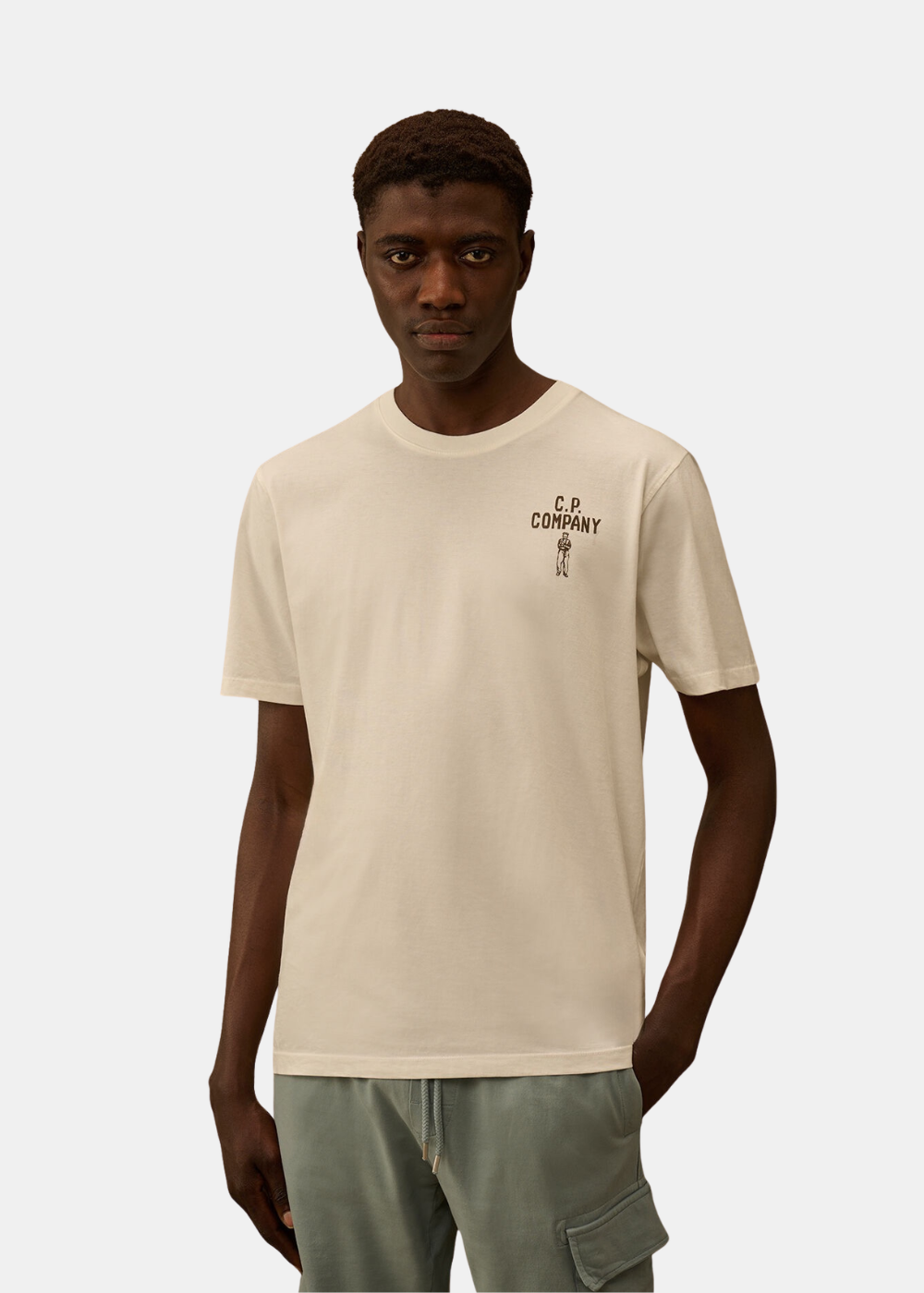 T-shirt Homme beige C.P. Company porté de face, col rond et manches courtes, coupe regular
