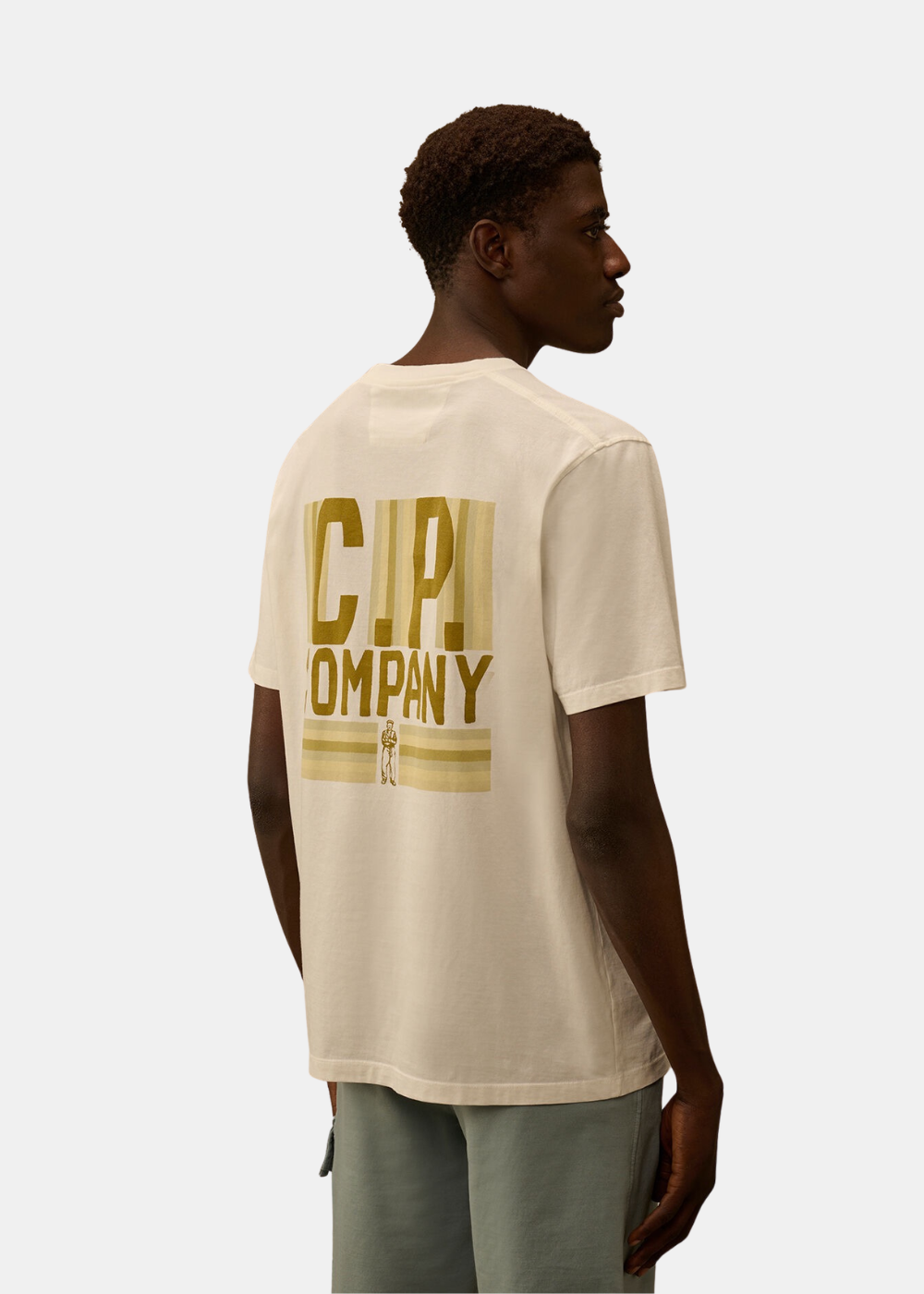 T-shirt Homme beige C.P. Company porté de dos avec grand logo graphique à bandes colorées