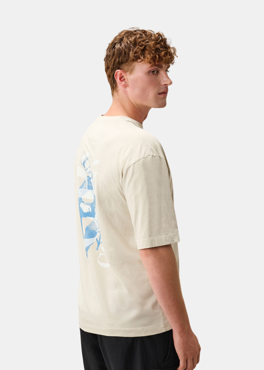 Mannequin homme vu de trois-quarts dos portant le t-shirt beige C.P. Company révélant l'imprimé graphique vintage bleu et blanc dans le dos
