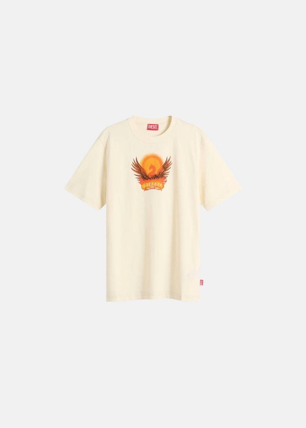 Packshot de face d'un T-shirt beige Diesel à col rond avec phénix aux ailes déployées sur disque orange et étiquette rouge.
