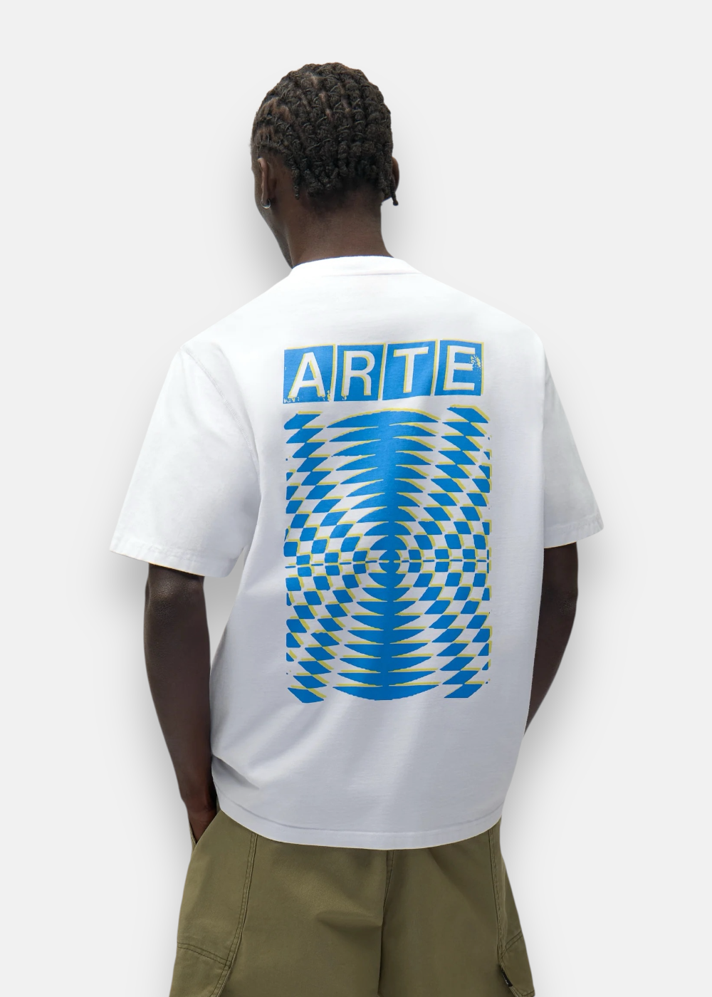 Vue de dos d'un homme portant le t-shirt blanc Arte mettant en avant l'imprimé graphique géométrique.
