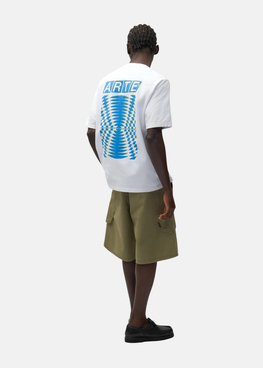 Homme portant le t-shirt blanc Arte de trois-quarts dos, avec bermuda olive et chaussures noires.